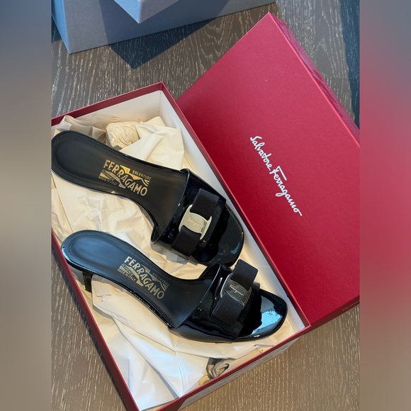 Salvatore Ferragamo Vars Bow Sandal Mule - Picture 2 of 5